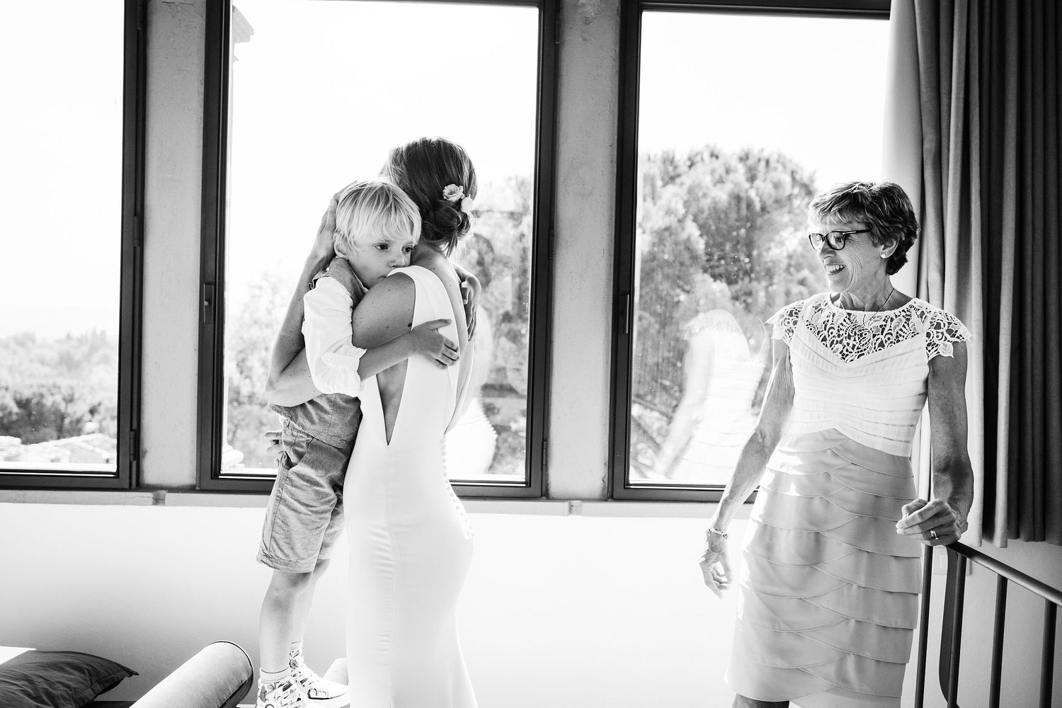 TLOOK photographe de mariage de style documentaire, Tenuta Di Sticciano en Toscane préparatifs de la mariée avec la maman