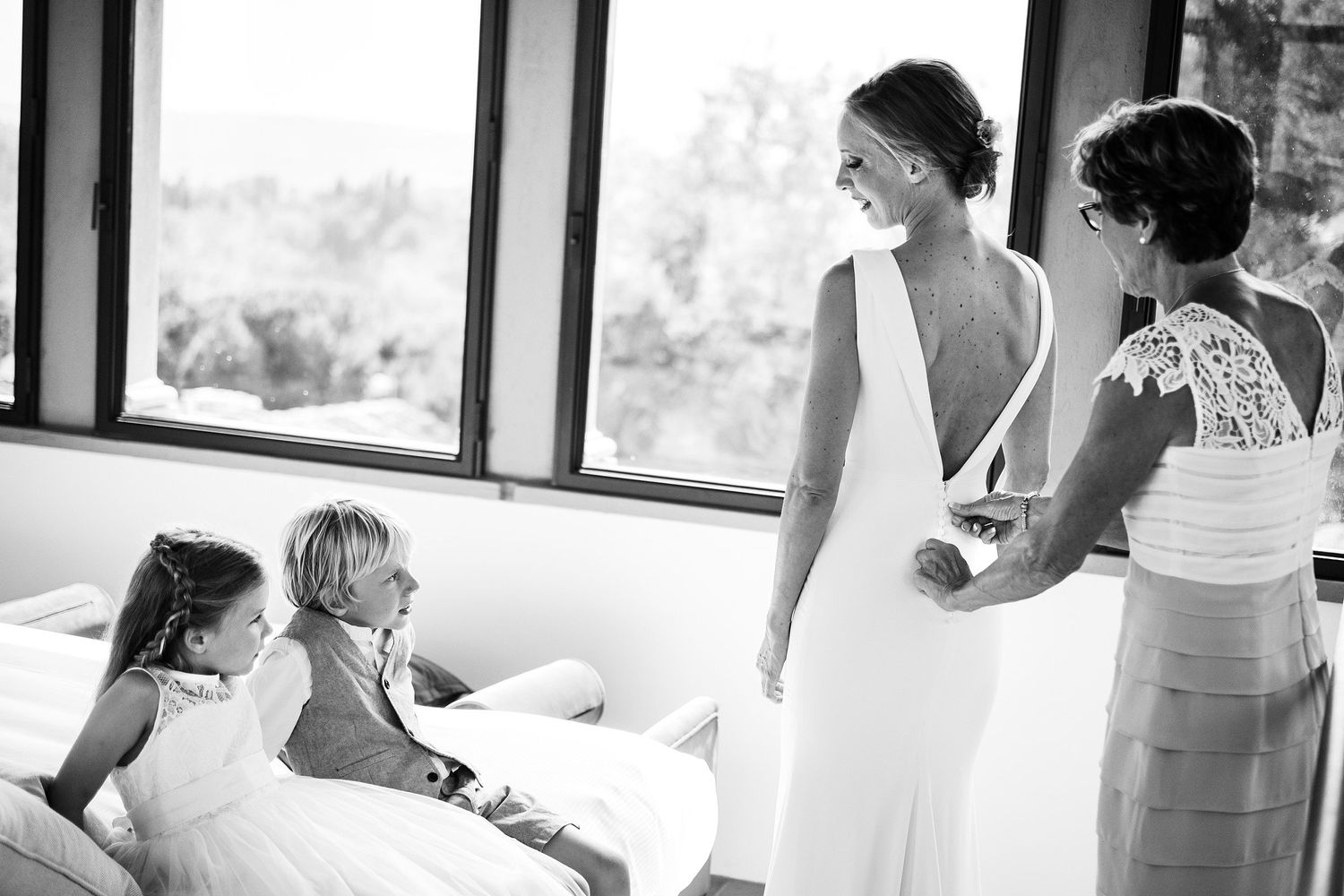 TLOOK photographe de mariage de style documentaire, Tenuta Di Sticciano en Toscane préparatifs de la mariée avec la maman