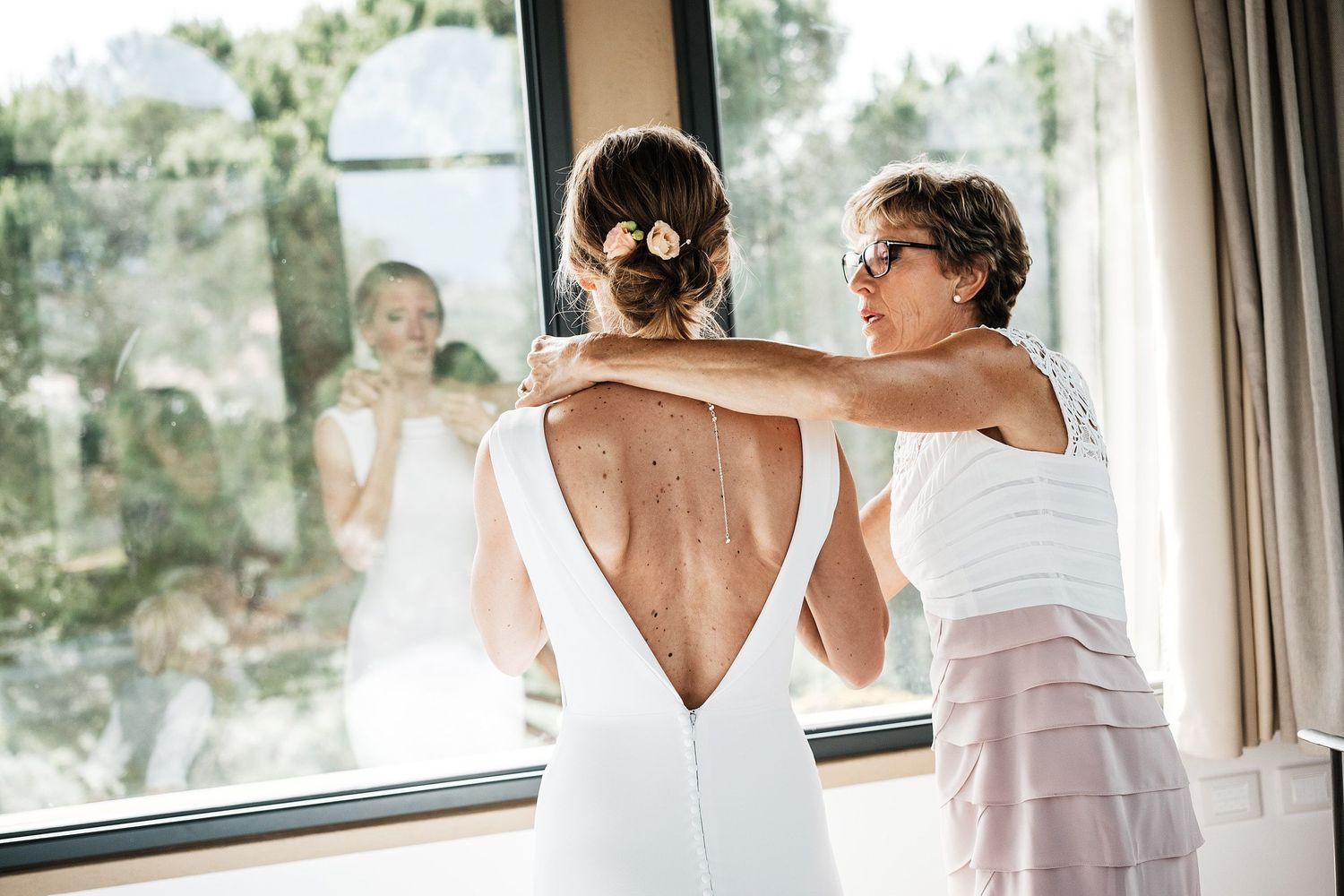 TLOOK photographe de mariage de style documentaire, Tenuta Di Sticciano en Toscane préparatifs de la mariée avec la maman