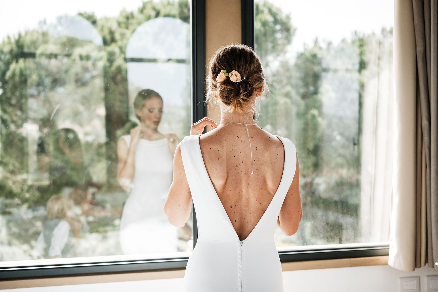 TLOOK photographe de mariage de style documentaire, Tenuta Di Sticciano en Toscane préparatifs de la mariée de dos