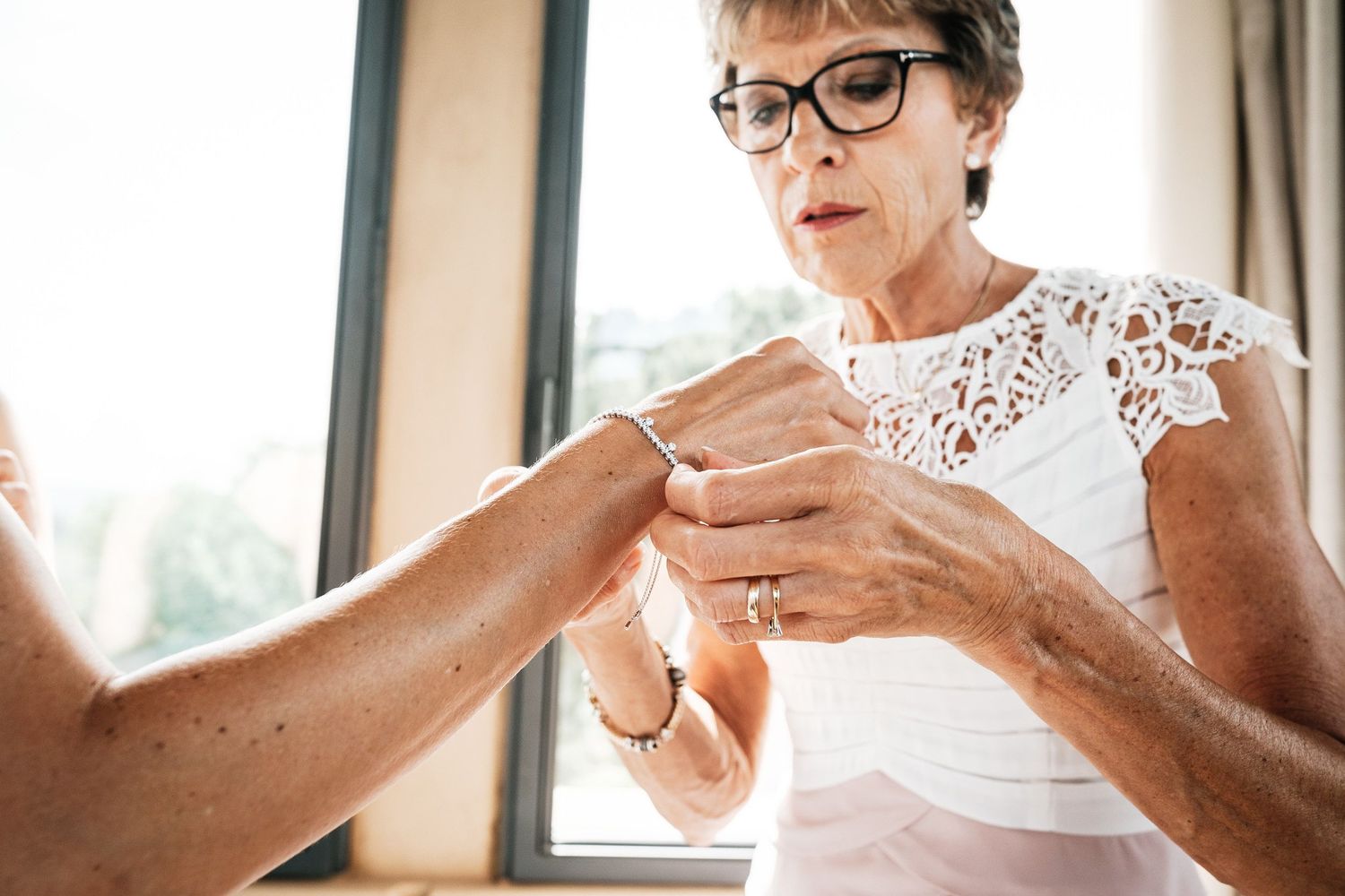 TLOOK photographe de mariage de style documentaire, Tenuta Di Sticciano en Toscane préparatifs de la mariée avec les bijoux