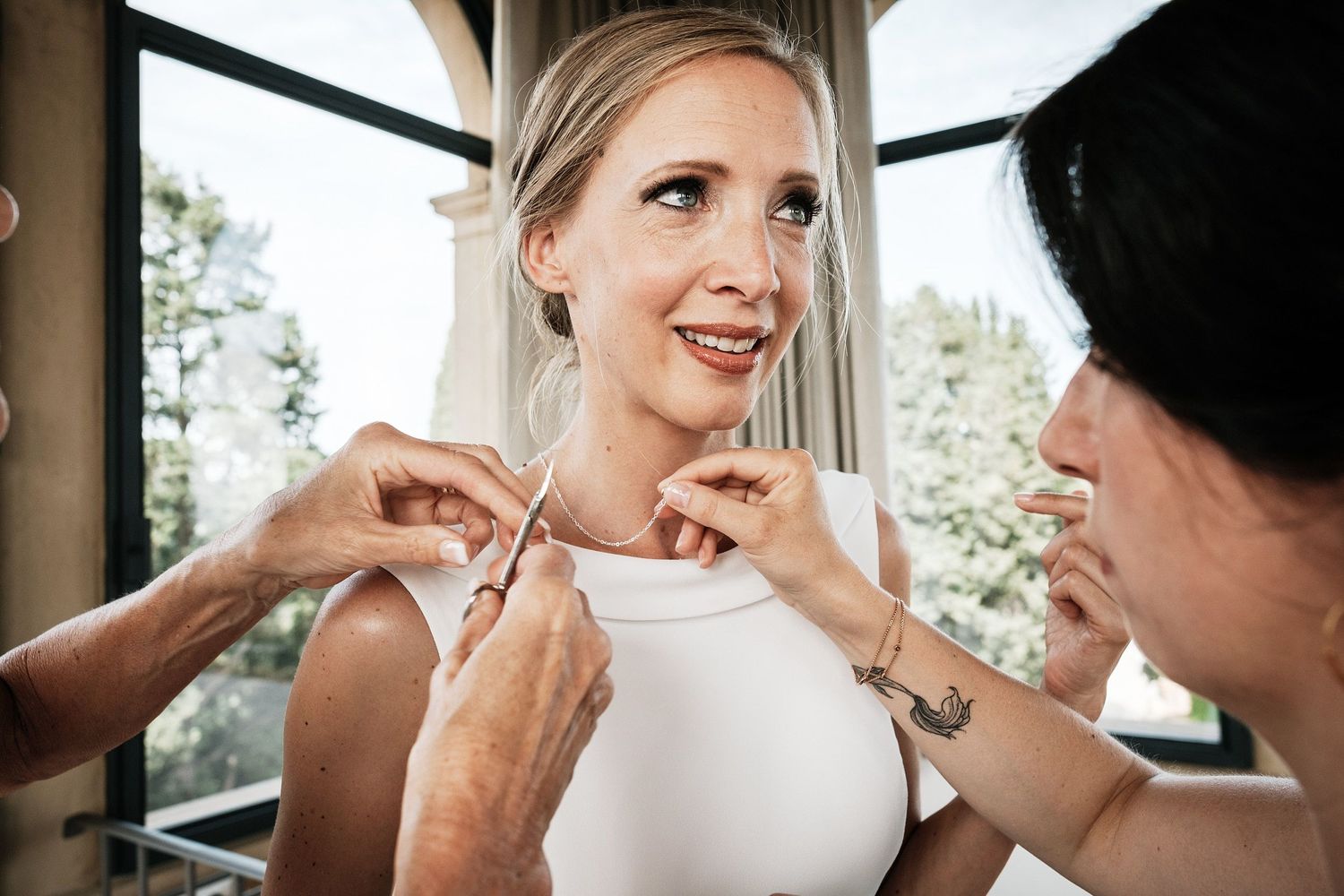 TLOOK photographe de mariage de style documentaire, Tenuta Di Sticciano en Toscane préparatifs de la mariée avec les bijoux