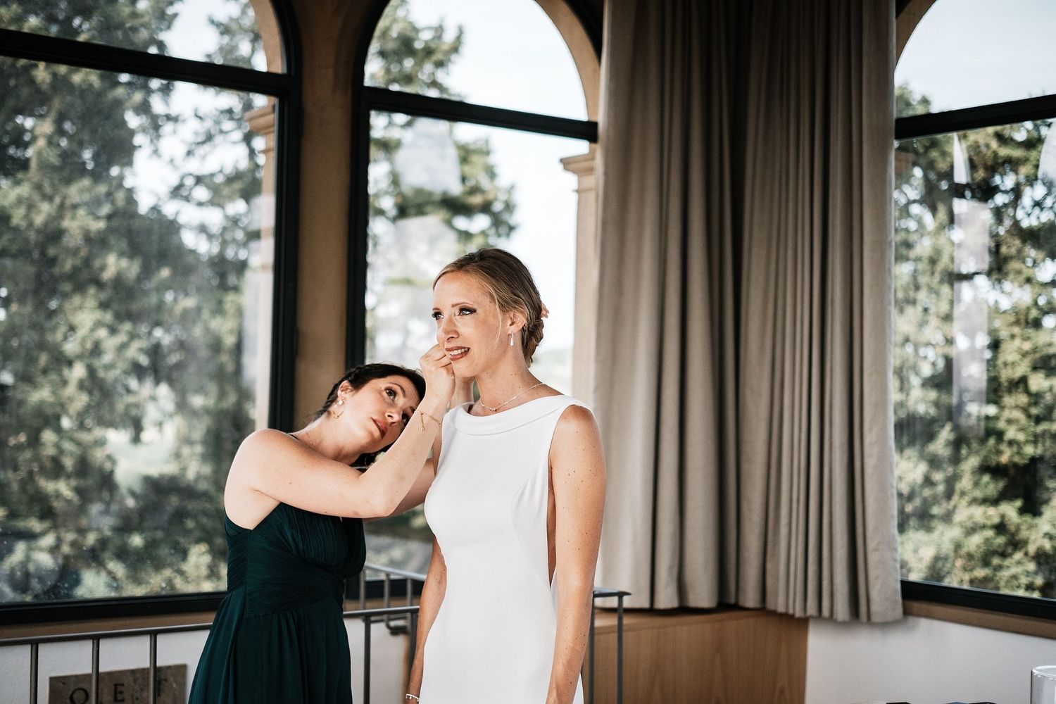 TLOOK photographe de mariage de style documentaire, Tenuta Di Sticciano en Toscane préparatifs de la mariée avec la témoin