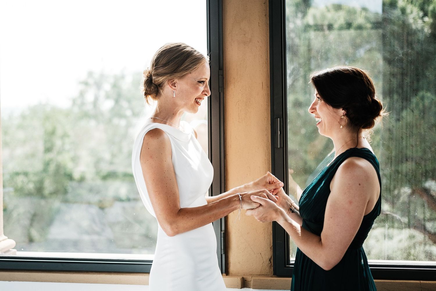 TLOOK photographe de mariage de style documentaire, Tenuta Di Sticciano en Toscane préparatifs de la mariée avec la témoin