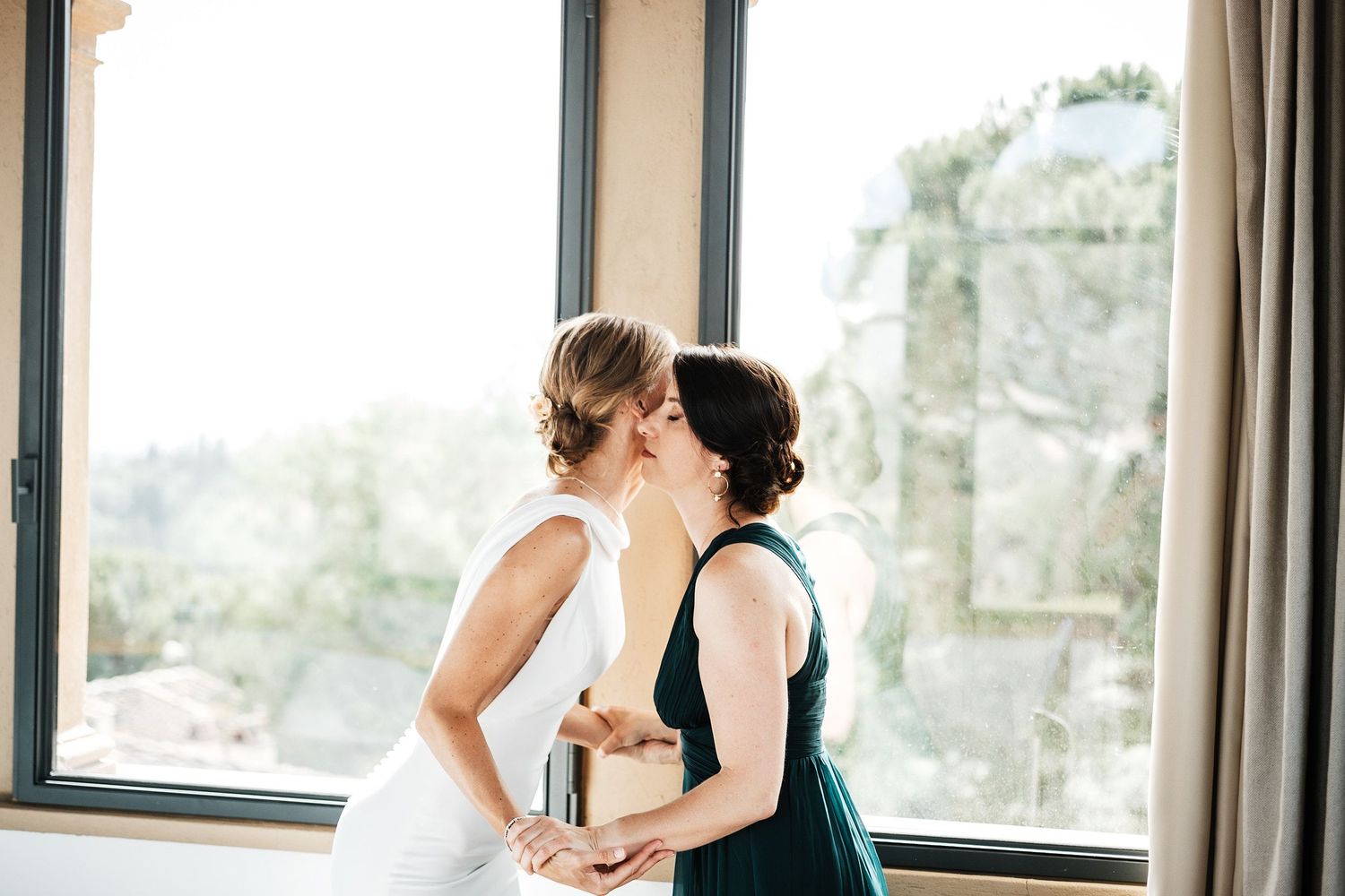 TLOOK photographe de mariage de style documentaire, Tenuta Di Sticciano en Toscane préparatifs de la mariée avec la témoin