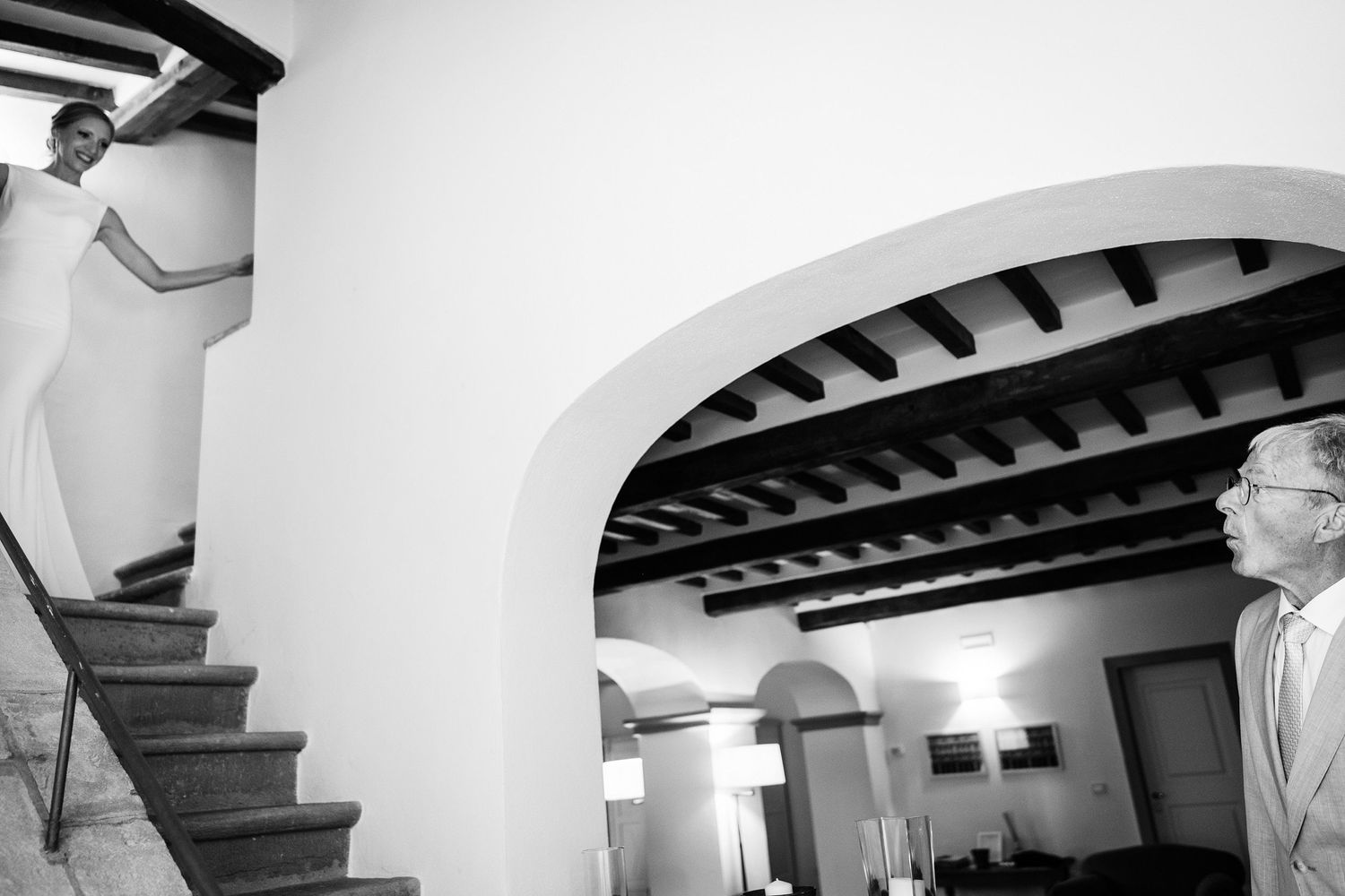 TLOOK photographe de mariage de style documentaire, Tenuta Di Sticciano en Toscane first look avec le papa et la mariée