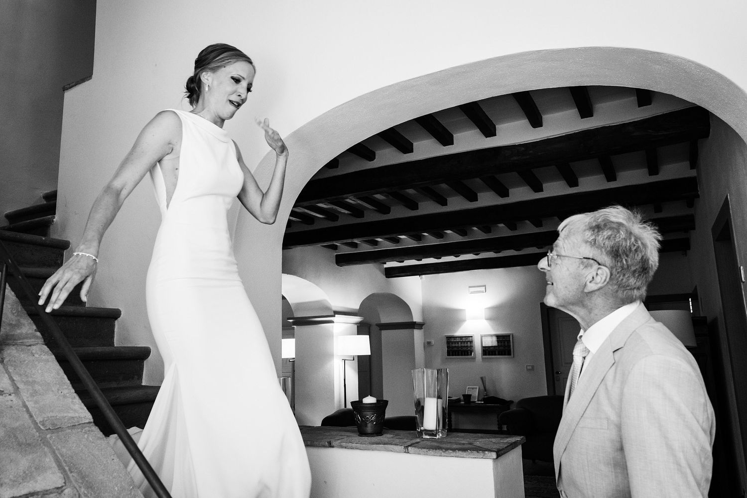 TLOOK photographe de mariage de style documentaire, Tenuta Di Sticciano en Toscane first look avec le papa et la mariée