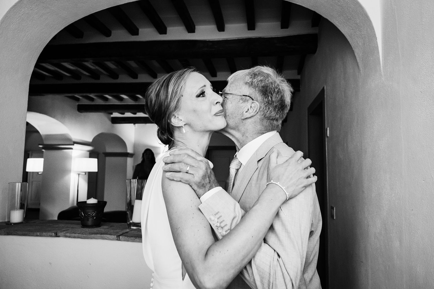 TLOOK photographe de mariage de style documentaire, Tenuta Di Sticciano en Toscane first look avec le papa et la mariée