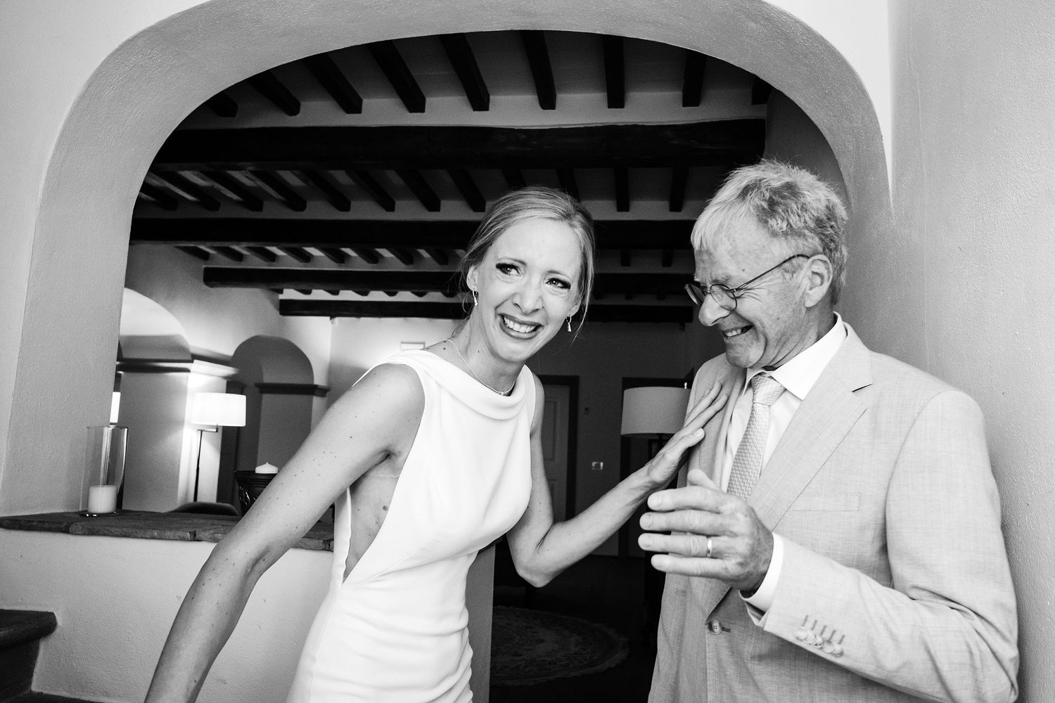 TLOOK photographe de mariage de style documentaire, Tenuta Di Sticciano en Toscane first look avec le papa et la mariée