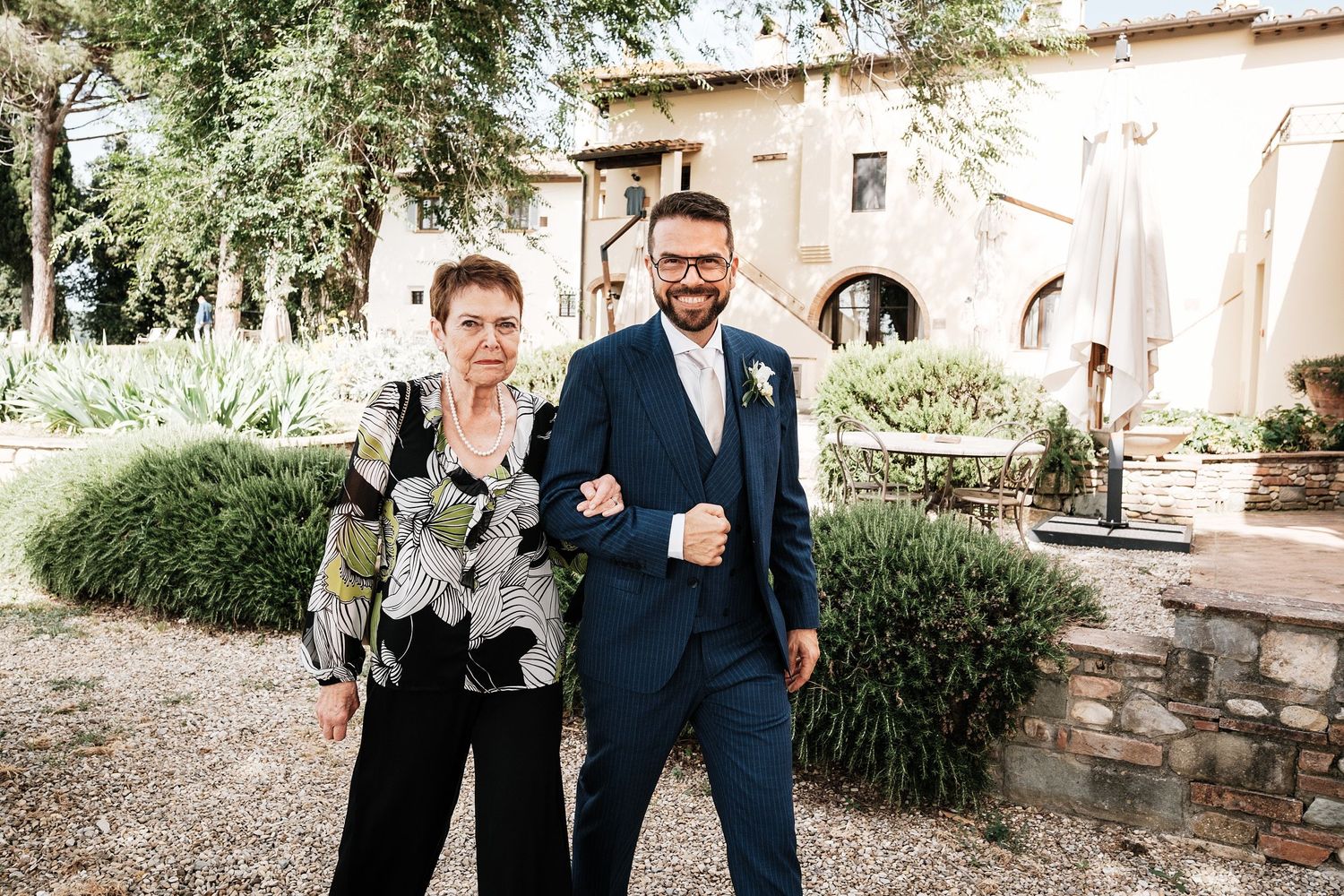 TLOOK photographe de mariage de style documentaire, Tenuta Di Sticciano en Toscane cérémonie dans les oliviers arrivée de la maman et marié