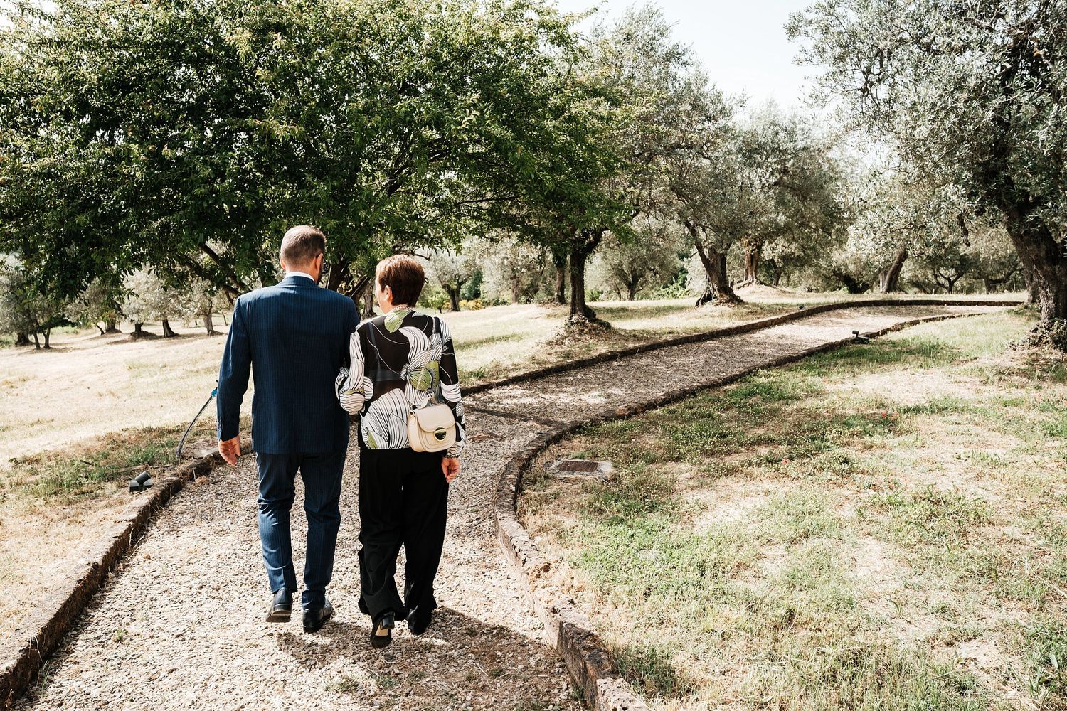 TLOOK photographe de mariage de style documentaire, Tenuta Di Sticciano en Toscane cérémonie dans les oliviers arrivée de la maman et marié
