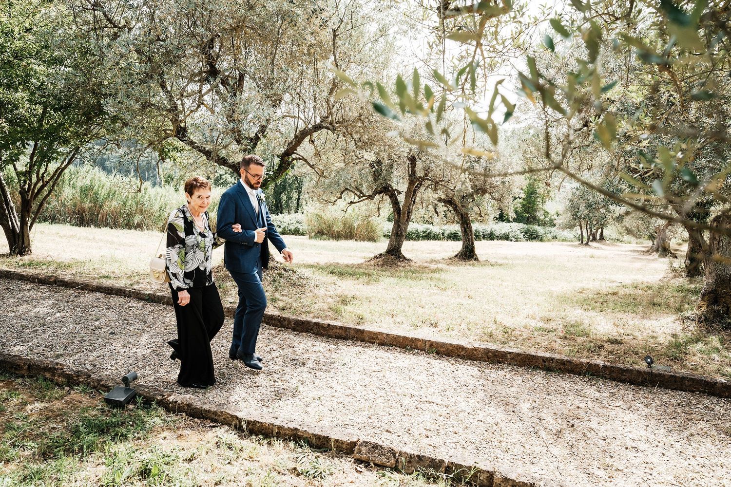 TLOOK photographe de mariage de style documentaire, Tenuta Di Sticciano en Toscane cérémonie dans les oliviers arrivée de la maman et marié