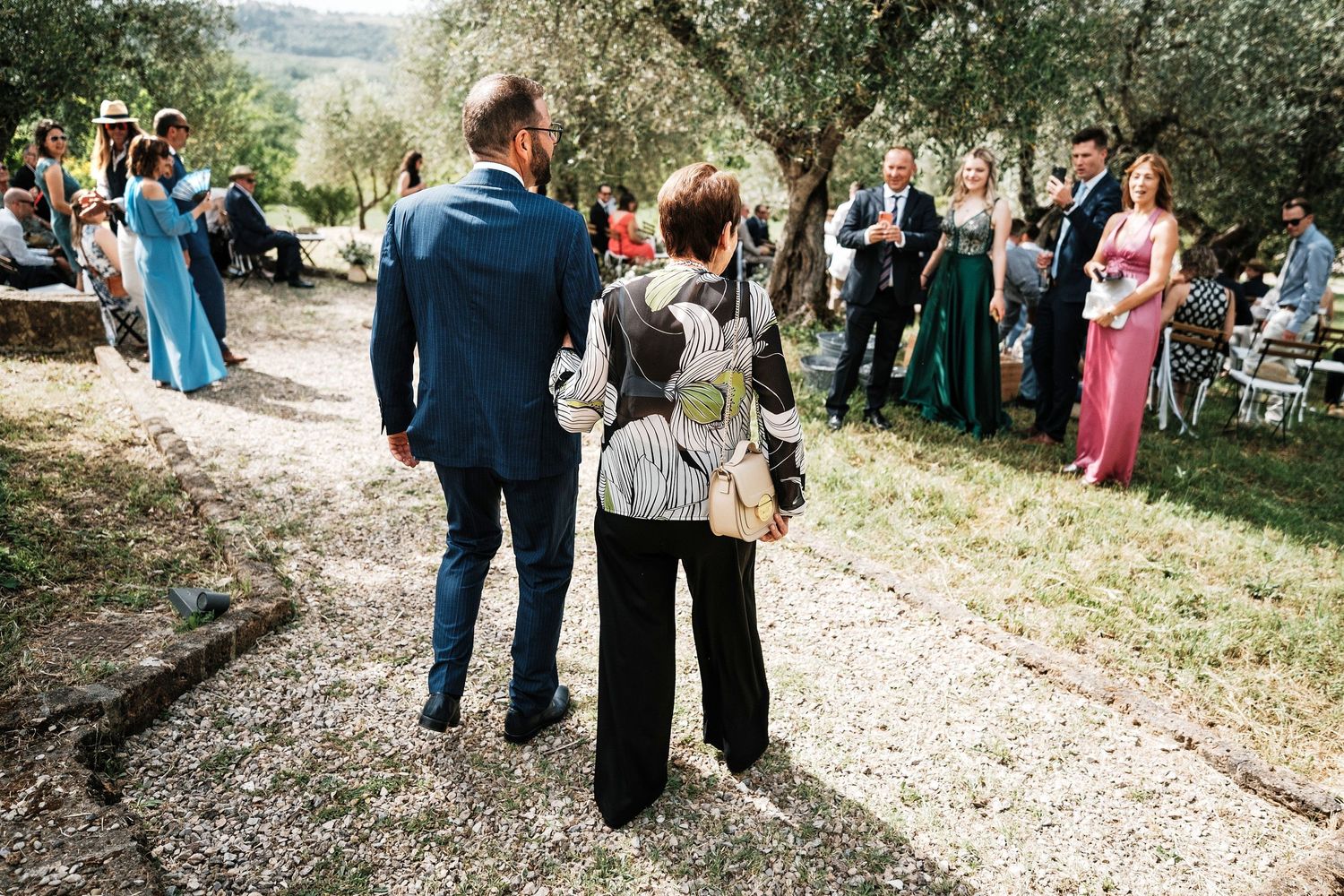 TLOOK photographe de mariage de style documentaire, Tenuta Di Sticciano en Toscane cérémonie dans les oliviers arrivée de la maman et marié