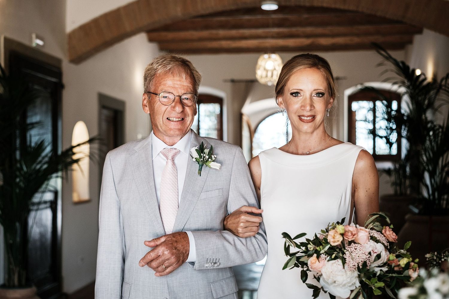 TLOOK photographe de mariage de style documentaire, Tenuta Di Sticciano en Toscane cortège du papa et de la mariée