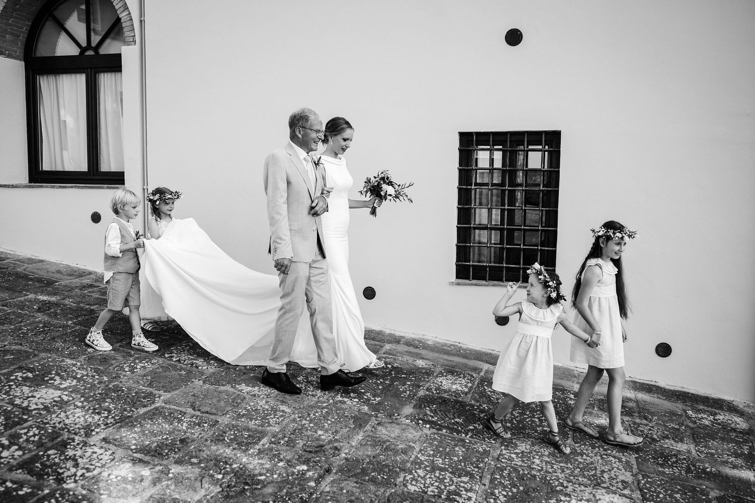 TLOOK photographe de mariage de style documentaire, Tenuta Di Sticciano en Toscane cortège du papa et de la mariée