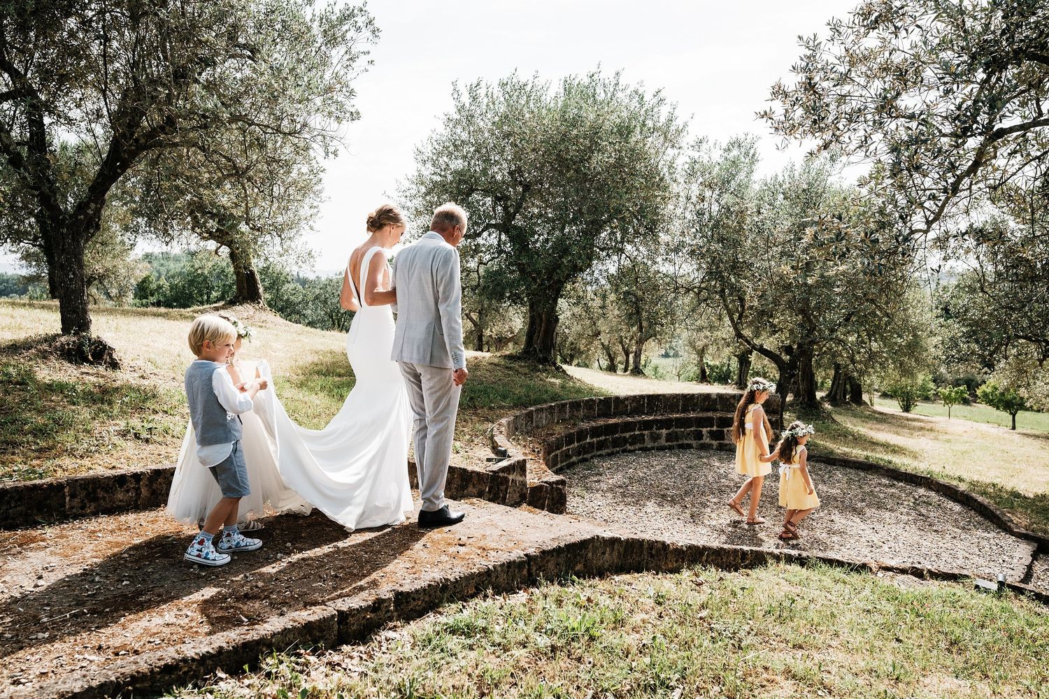 TLOOK photographe de mariage de style documentaire, Tenuta Di Sticciano en Toscane cérémonie dans les oliviers