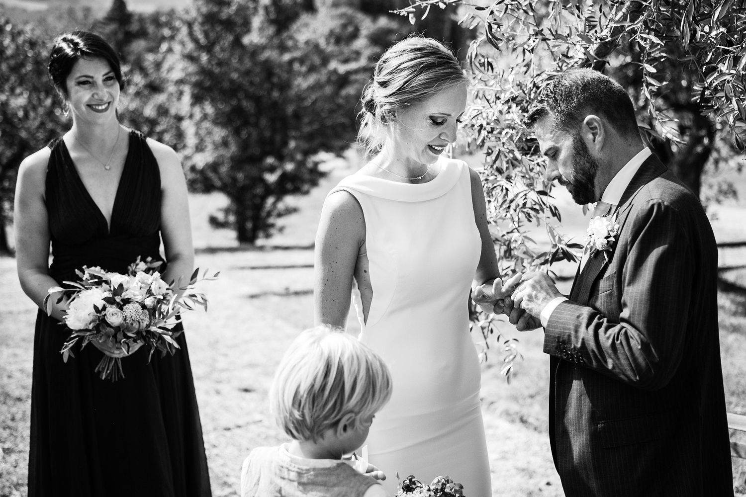 TLOOK photographe de mariage de style documentaire, Tenuta Di Sticciano en Toscane cérémonie dans les oliviers passage de l'alliance