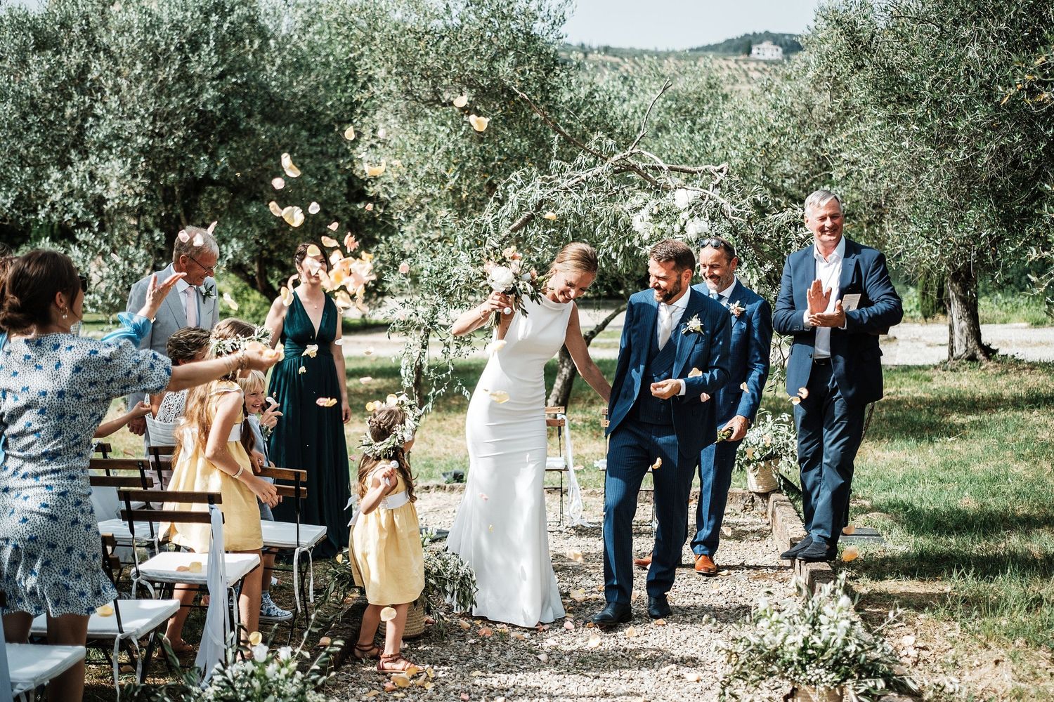 TLOOK photographe de mariage de style documentaire, Tenuta Di Sticciano en Toscane fin de la cérémonie pétales de fleurs