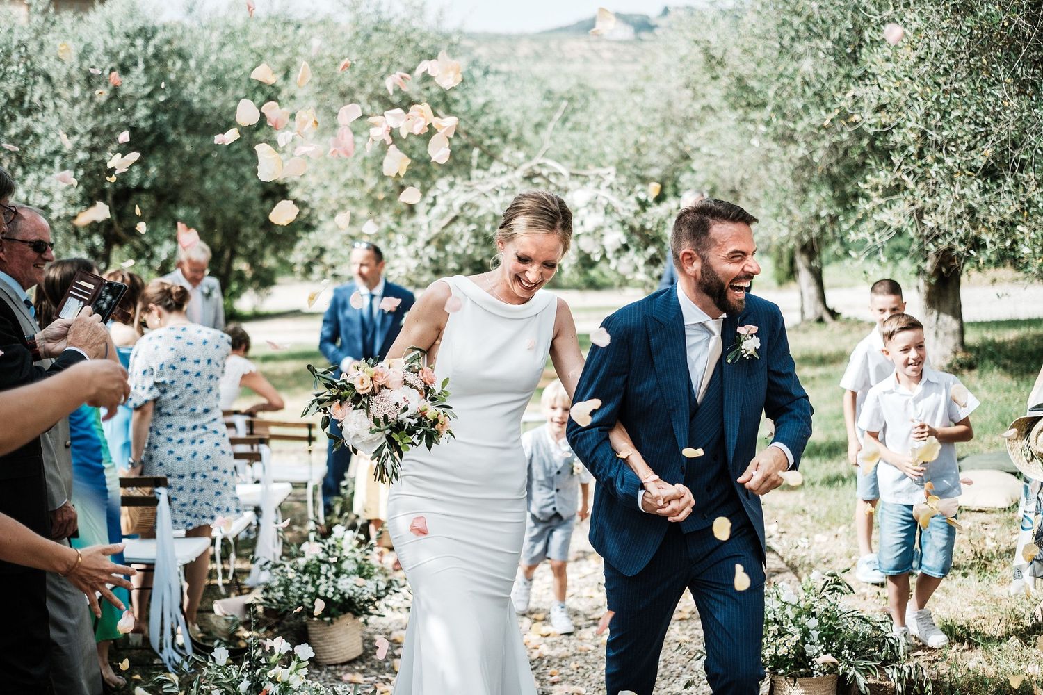 TLOOK photographe de mariage de style documentaire, Tenuta Di Sticciano en Toscane fin de la cérémonie pétales de fleurs