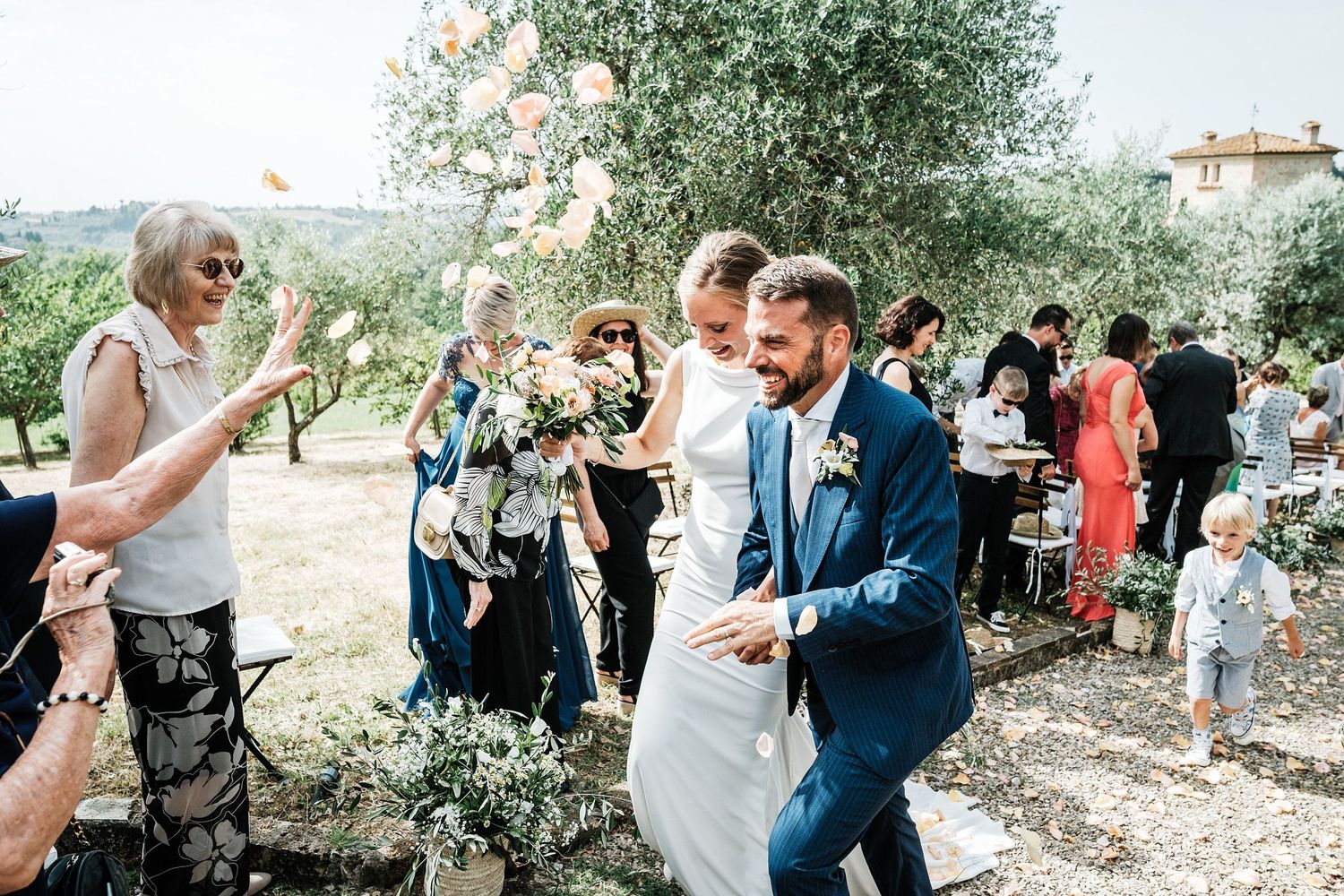 TLOOK photographe de mariage de style documentaire, Tenuta Di Sticciano en Toscane fin de la cérémonie pétales de fleurs