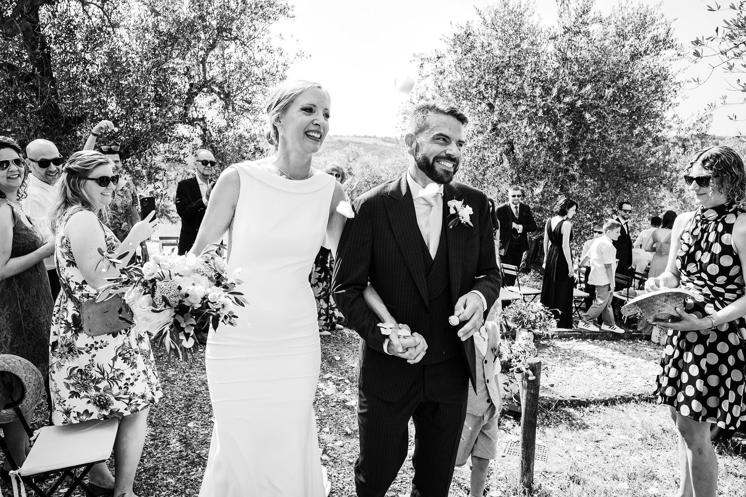 TLOOK photographe de mariage de style documentaire, Tenuta Di Sticciano en Toscane fin de la cérémonie pétales de fleurs