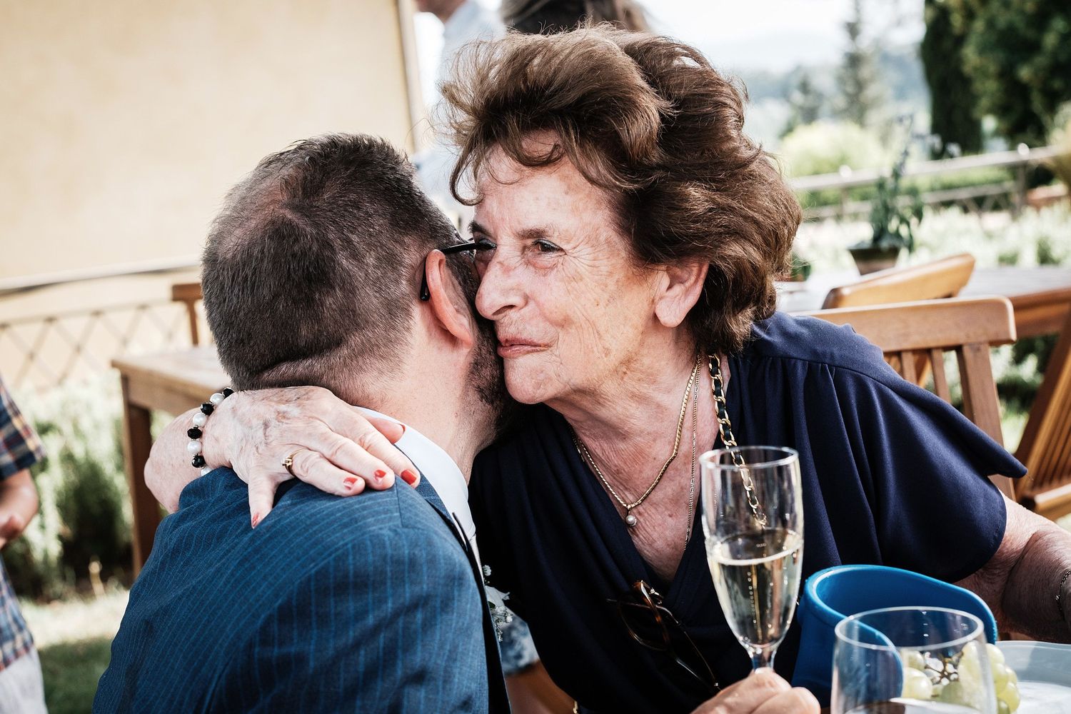TLOOK photographe de mariage de style documentaire, Tenuta Di Sticciano en Toscane cocktail