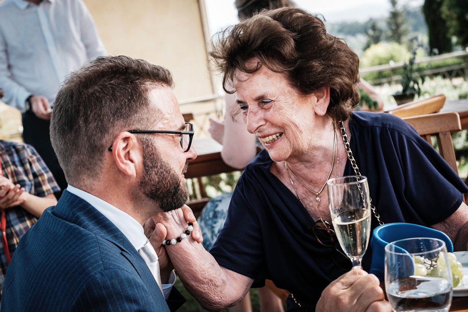 TLOOK photographe de mariage de style documentaire, Tenuta Di Sticciano en Toscane cocktail