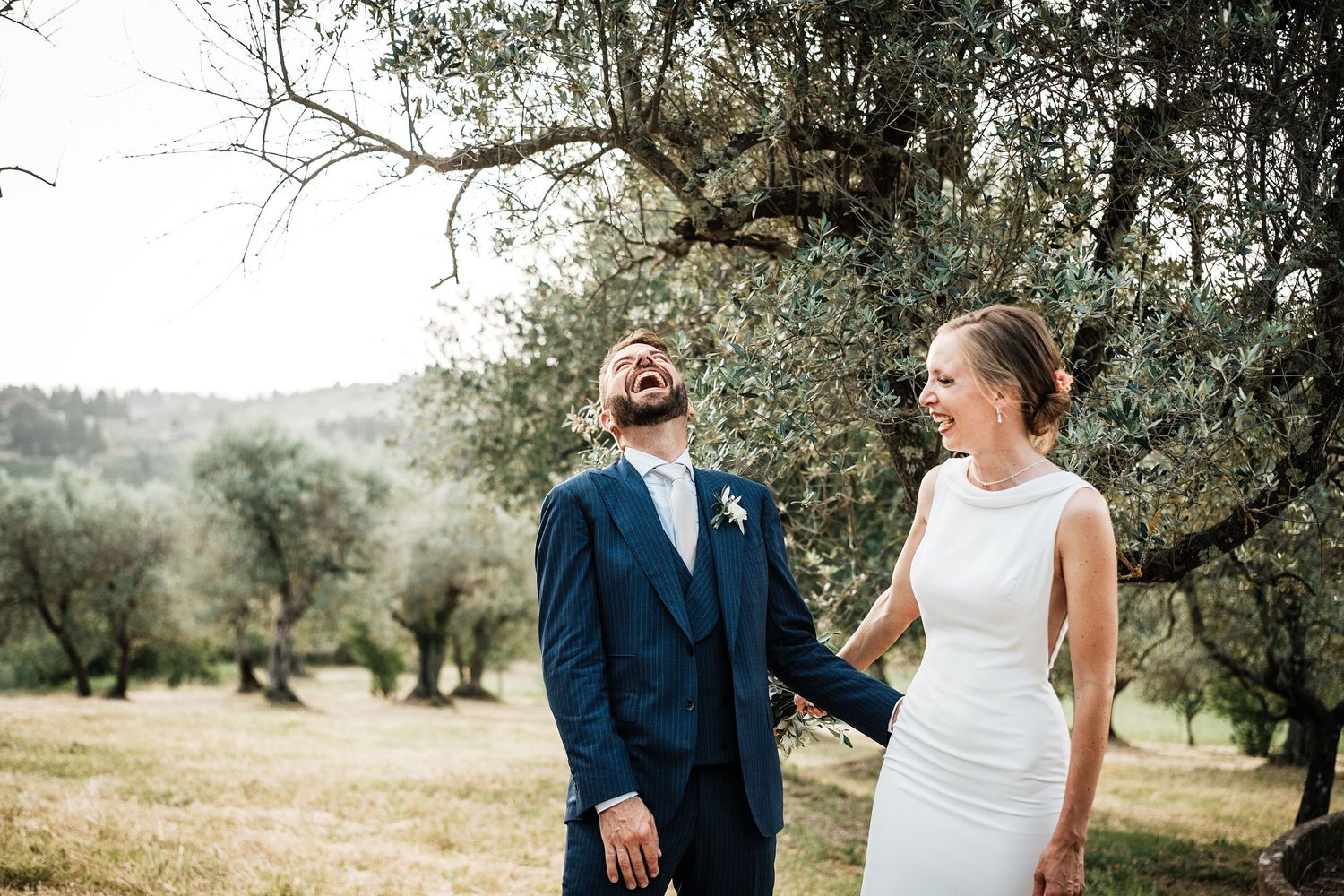 TLOOK photographe de mariage de style documentaire, Tenuta Di Sticciano en Toscane portrait des mariés qui rigolent