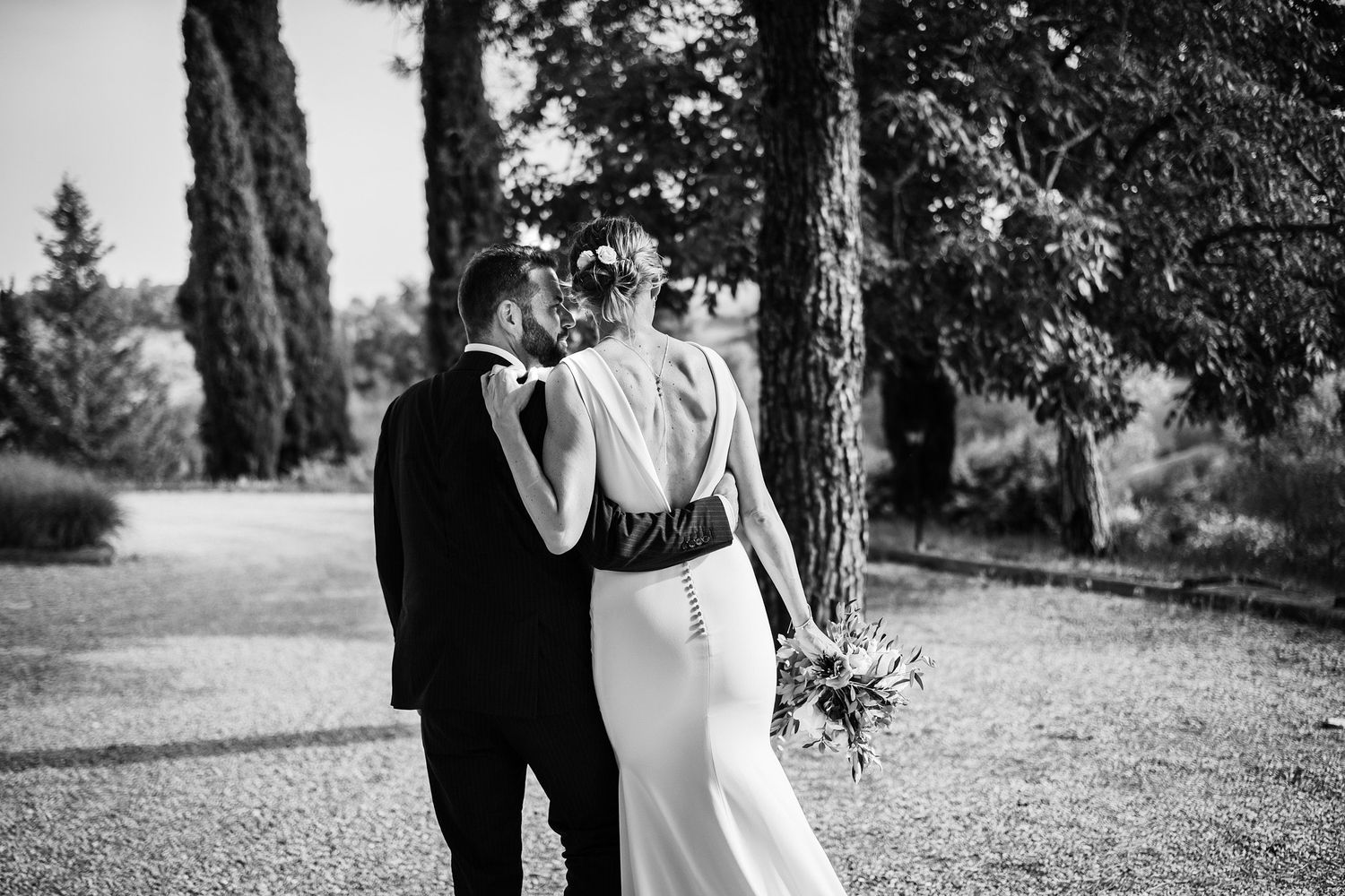 TLOOK photographe de mariage de style documentaire, Tenuta Di Sticciano en Toscane portrait des mariés de dos