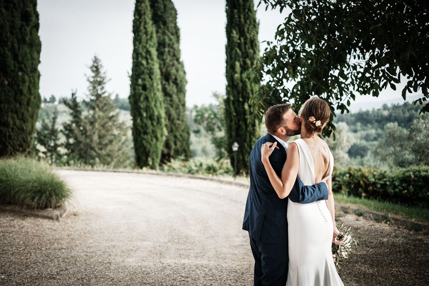 TLOOK photographe de mariage de style documentaire, Tenuta Di Sticciano en Toscane portrait des mariés de dos