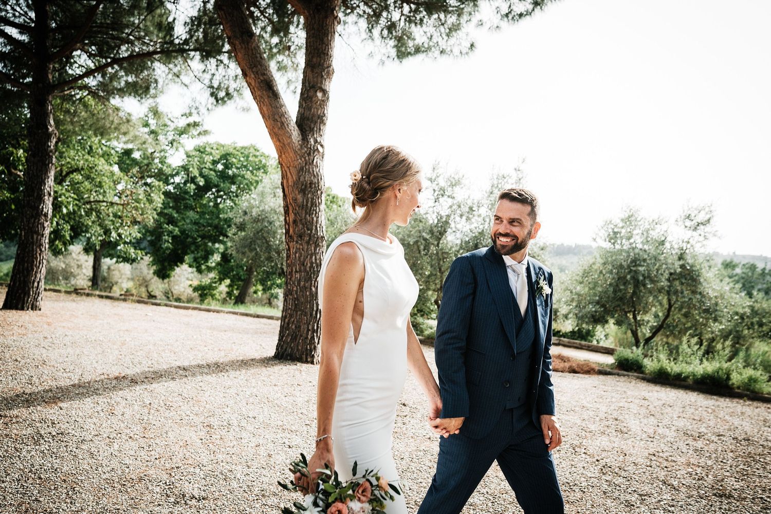 TLOOK photographe de mariage de style documentaire, Tenuta Di Sticciano en Toscane portrait des mariés souriant