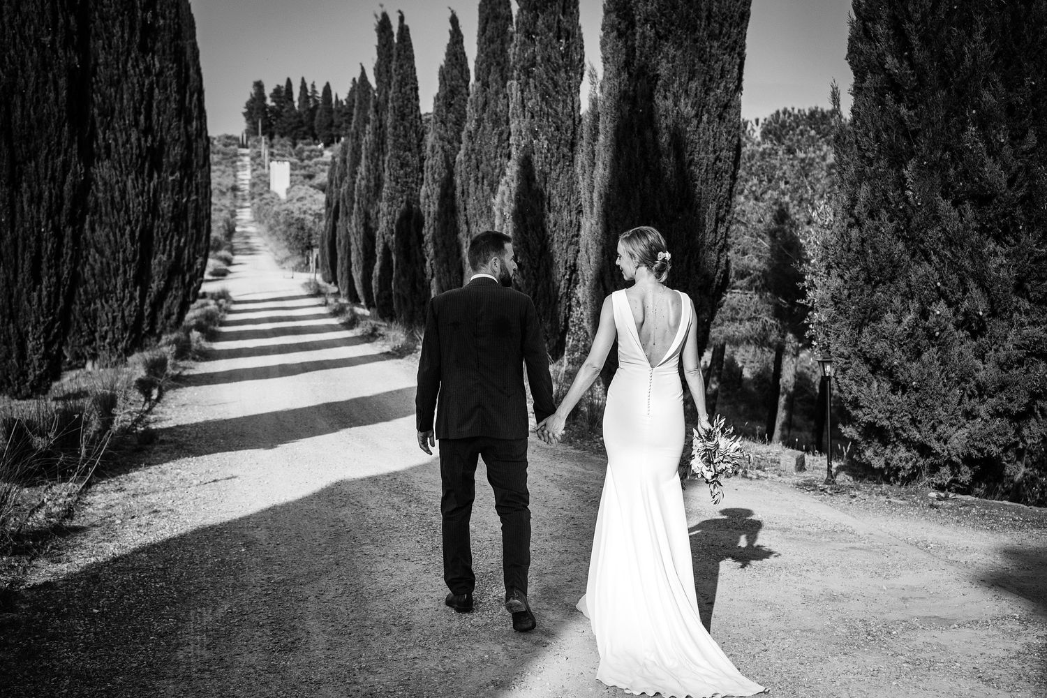 TLOOK photographe de mariage de style documentaire, Tenuta Di Sticciano en Toscane portrait des mariés se tenant par la main