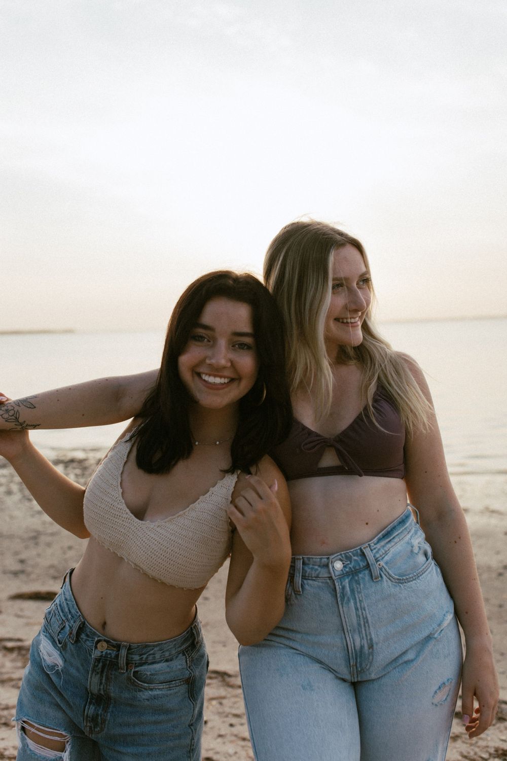 Lifestyle and fashion photo ripped jeans abercrombie beach sessions