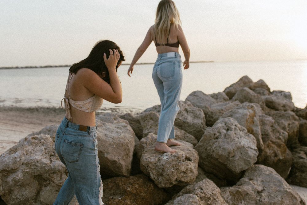 Lifestyle and fashion photo ripped jeans abercrombie beach sessions