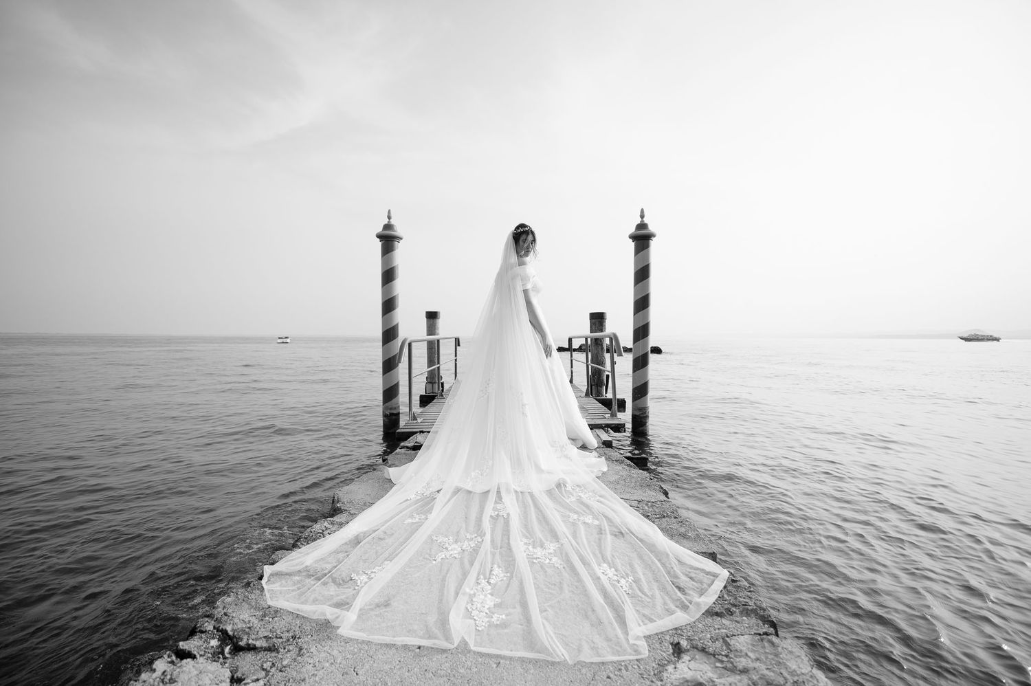 Ritratto di una sposa sul Lago di Garda a Punta San Vigilio - servizio fotografico di matrimonio a Verona