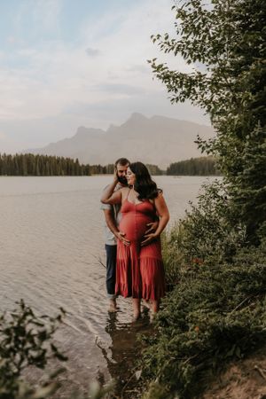 Calgary Maternity Photographer | YYC Outdoor Maternity Sessions | Natural Light, Lifestyle & Family Photography in Alberta & Surroundings