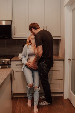 Calgary Maternity Photographer | YYC Outdoor Maternity Sessions | Natural Light, Lifestyle & Family Photography in Alberta & Surroundings