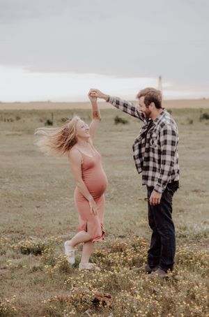 Calgary Maternity Photographer | YYC Outdoor Maternity Sessions | Natural Light, Lifestyle & Family Photography in Alberta & Surroundings