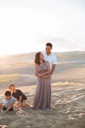 Happy Family, immer wieder ein Highlight beim Fotografieren und wichtig: mit Gelassenheit entstehen wunderschöne, natürliche Fotos.
