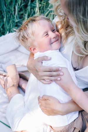 Wie kann man nicht lachen, wenn man Mama's Liebe spürt