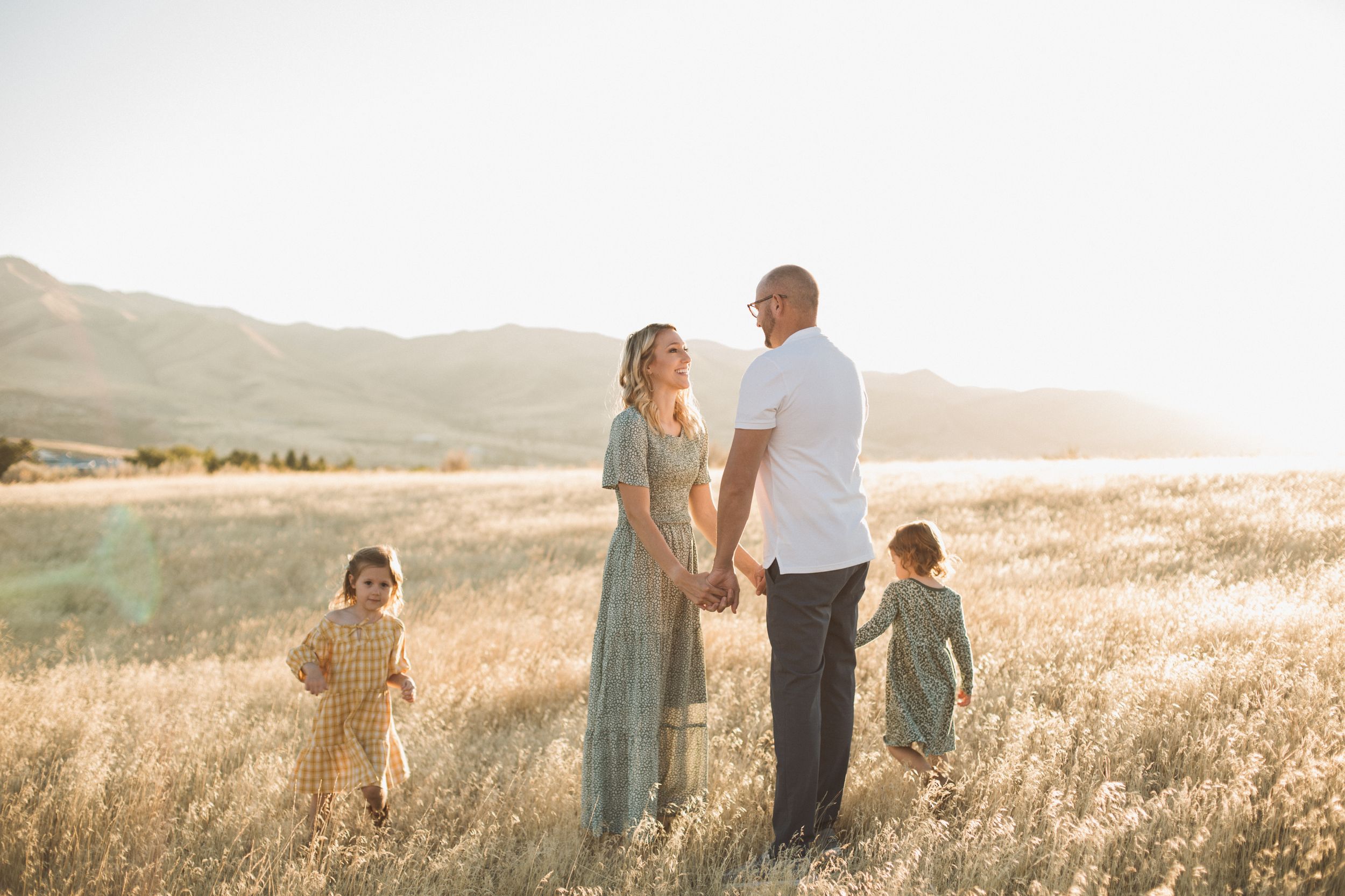 Happy Family, immer wieder ein Highlight beim Fotografieren und wichtig: mit Gelassenheit entstehen wunderschöne, natürliche Fotos.