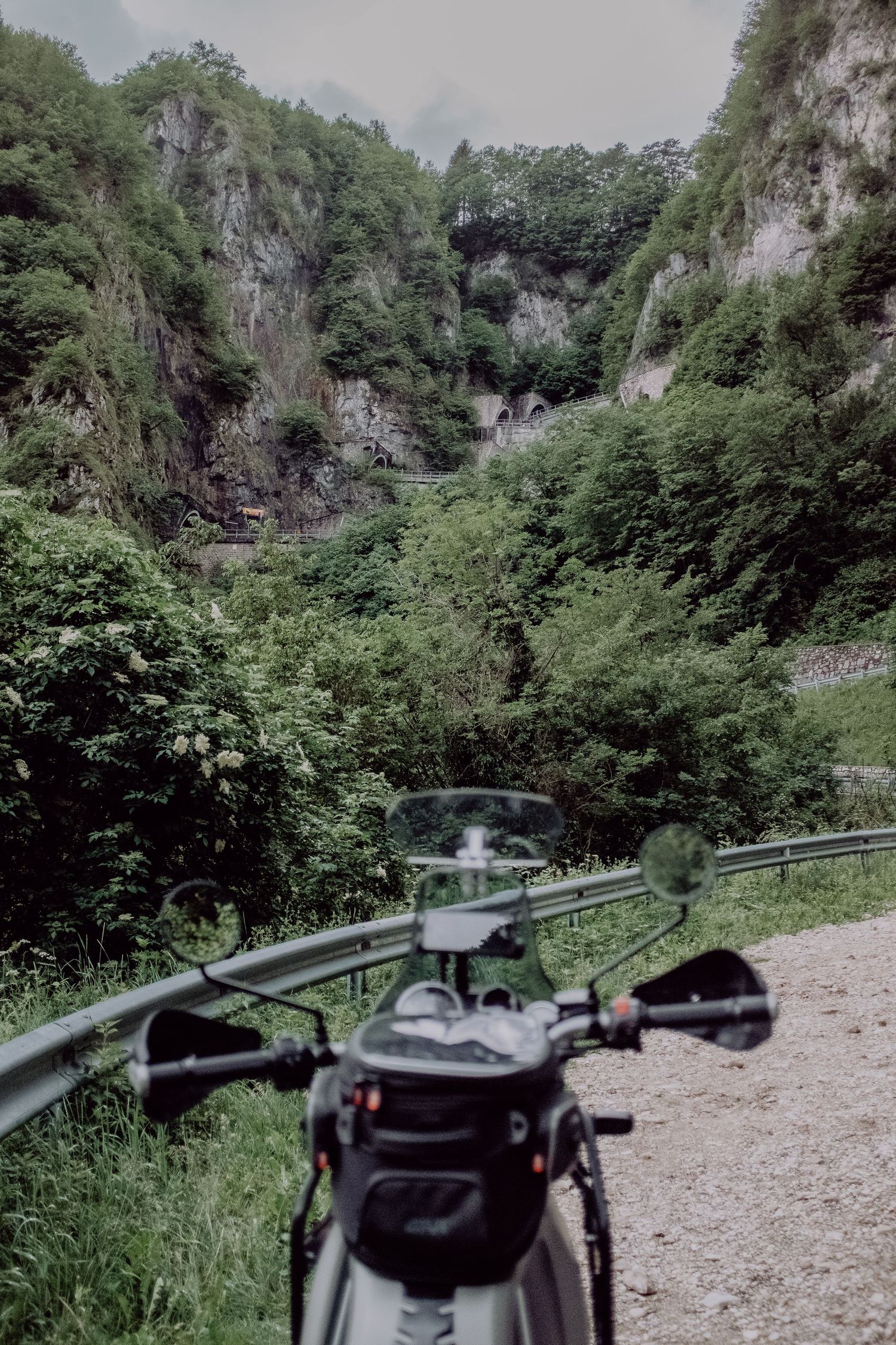 Passo San Boldo, la strada dei 100 giorni con la Royal Enfield Hima | Alessandro Failla | Fotografia e Siti Web | Padova