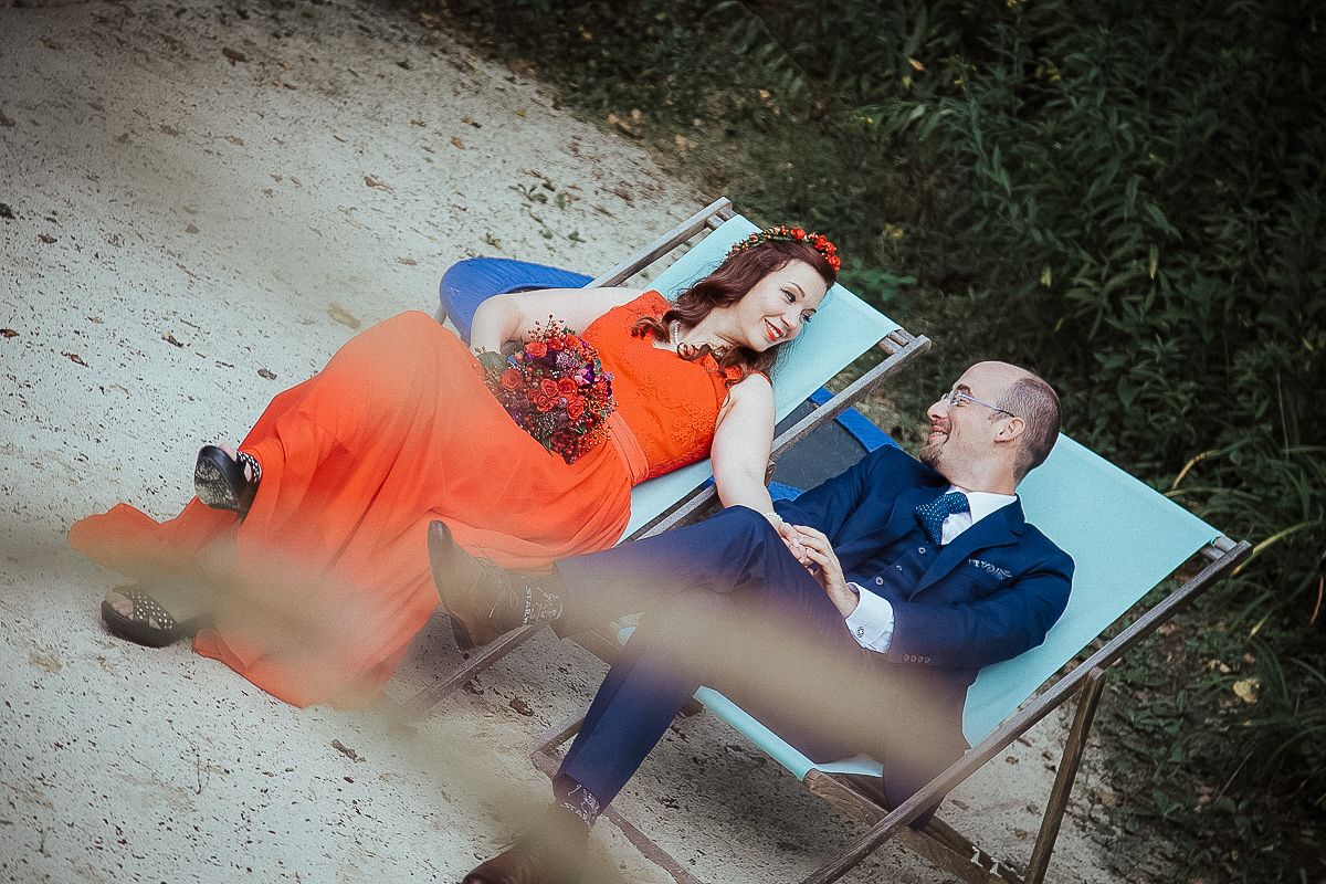 Hochzeitspaar sitzt im Liegestuhl