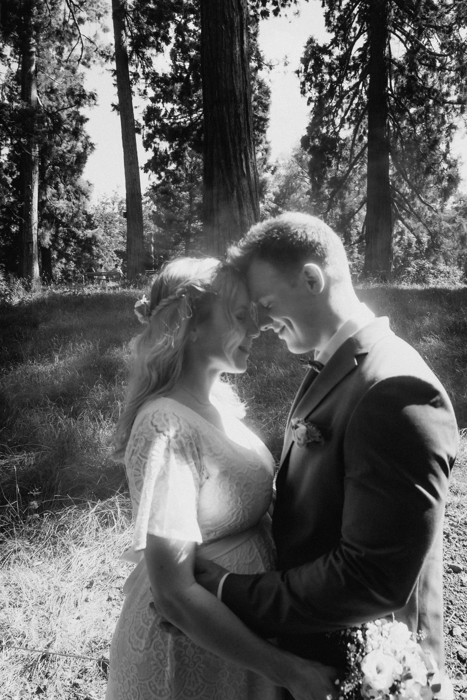 Berührender Moment während der Trauung – festgehalten vom Hochzeitsfotografen in Tübingen.