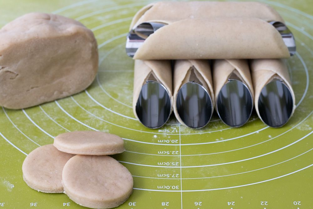 Cannoli Shell Preparation - Photo by © Reka Csulak