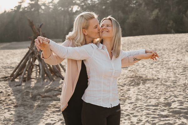 gleichgeschlechtliches Paar während Pärchenfotoshooting LGBTQIA