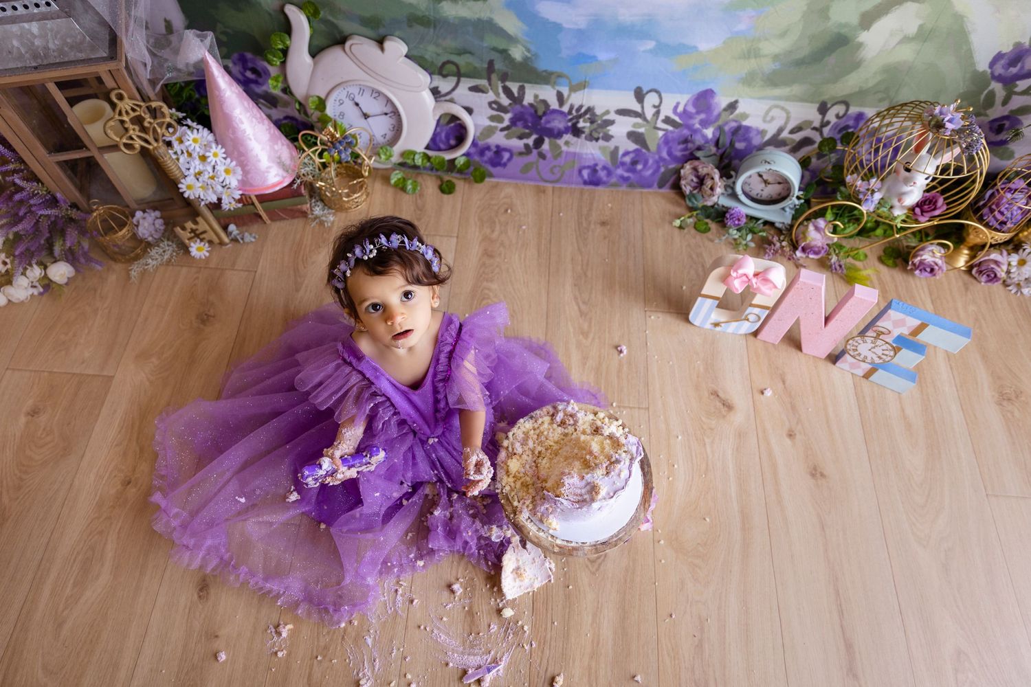 cake smash de bebe estilo princesa color violeta comiendo bizcocho