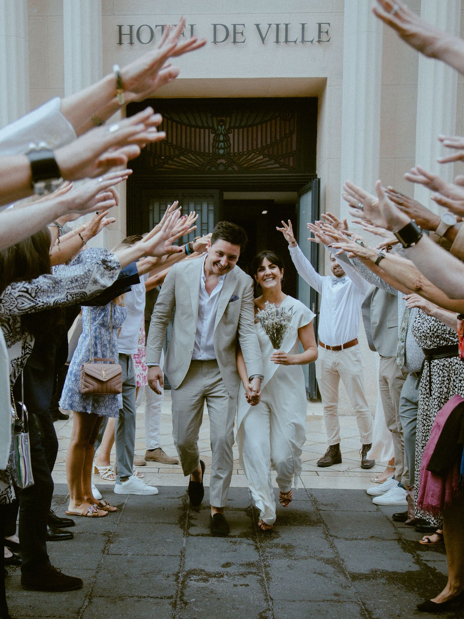 Découvrez le mariage de Margaux & Alexandre. De la mairie de Nice, à la promenade des anglais, puis à l'emblématique Castel Plage