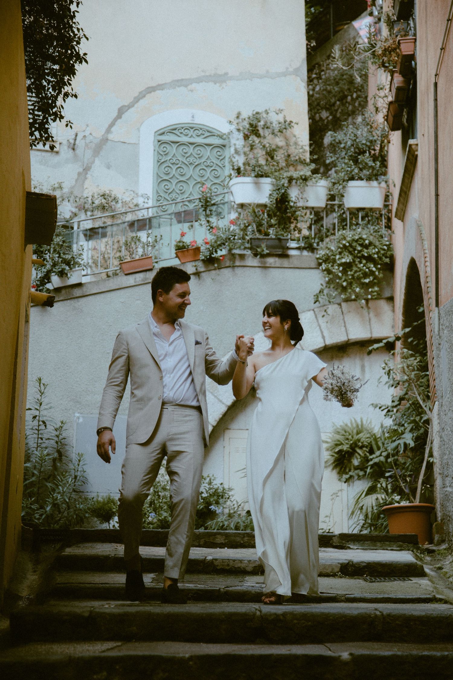 Découvrez le mariage de Margaux & Alexandre. De la mairie de Nice, à la promenade des anglais, puis à l'emblématique Castel Plage