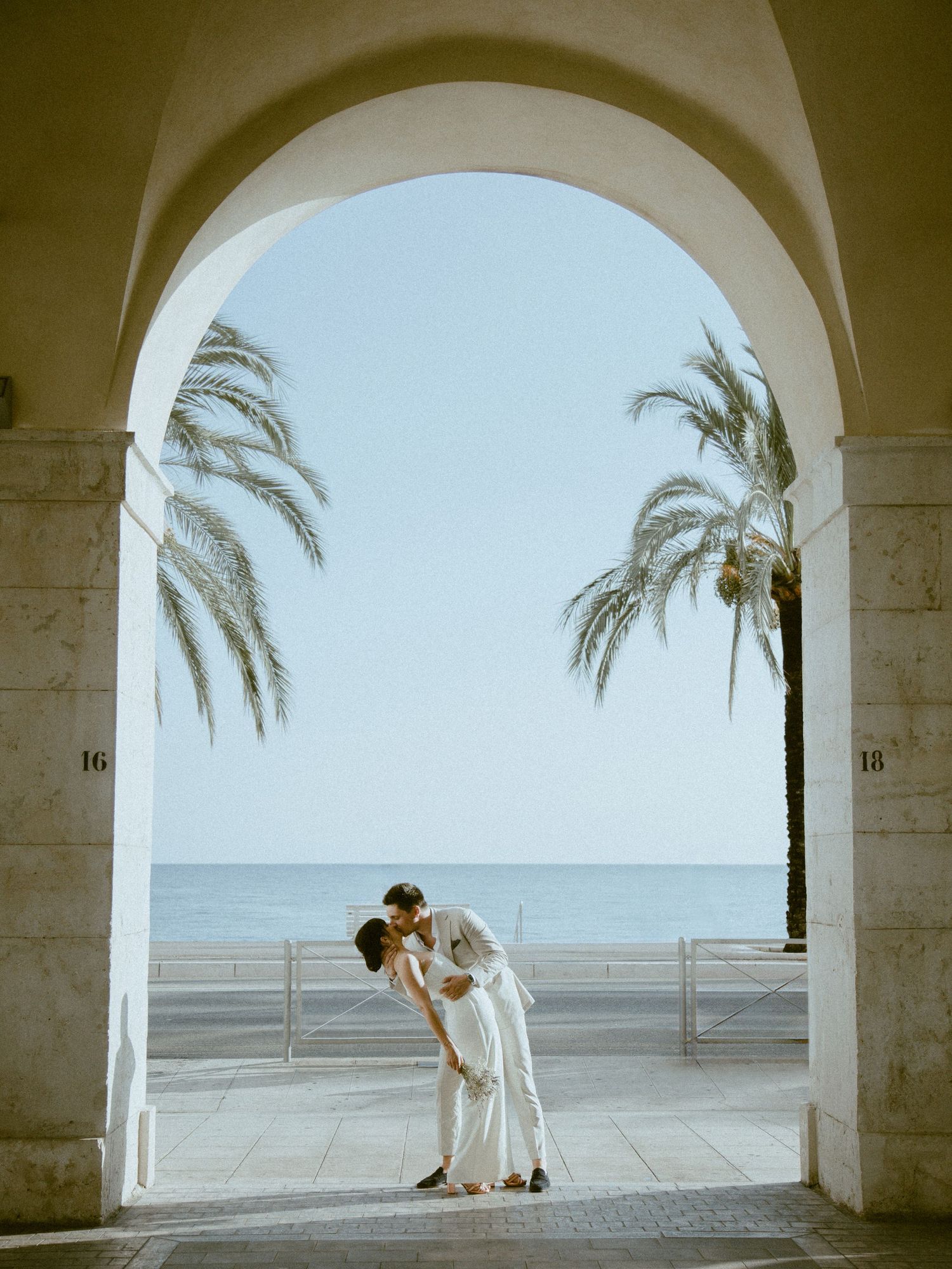 Découvrez le mariage de Margaux & Alexandre. De la mairie de Nice, à la promenade des anglais, puis à l'emblématique Castel Plage